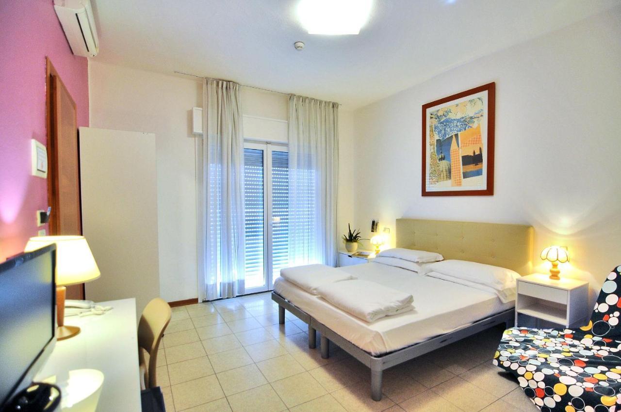 Hotel Nederland Caorle Buitenkant foto