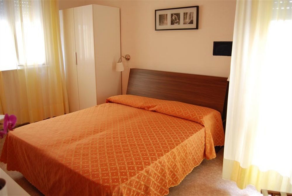 Hotel Nederland Caorle Buitenkant foto